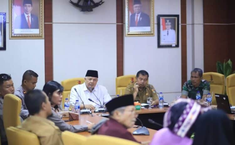 Matangkan persiapan, Wali Kota Solok H. Zul Elfian Umar memimpin langsung rapat evaluasi persiapan Latsitardanus XLIII di Kota Solok.(Prokomp)