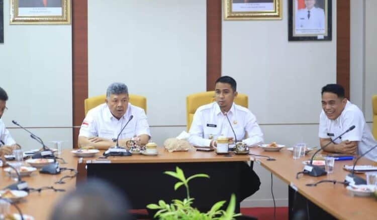 Rapat kordinasi Wako dan Wawako Solok bersama OPD terkait penerapan Perda Trantibum.(Prokomp)