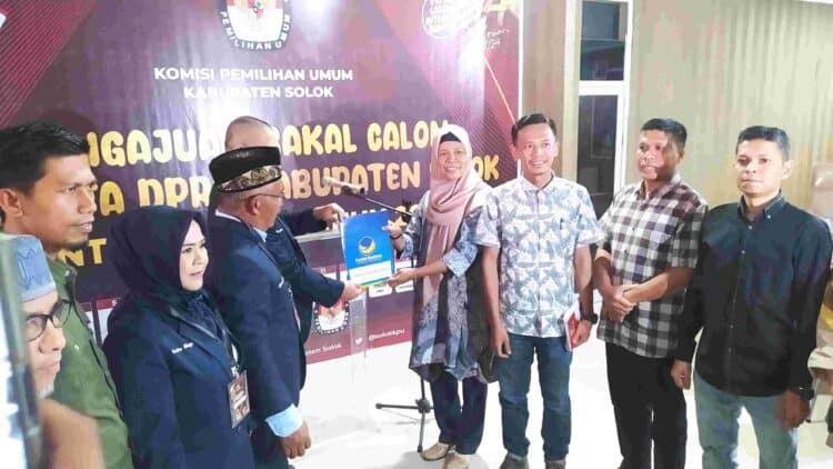 Ketua partai Nasdem Kabupaten Solok, Armen Plani menyerahkan berkas pendaftaran kepada ketua KPU Kabupaten Solok, Ir. Gadis.(Klikpositif)