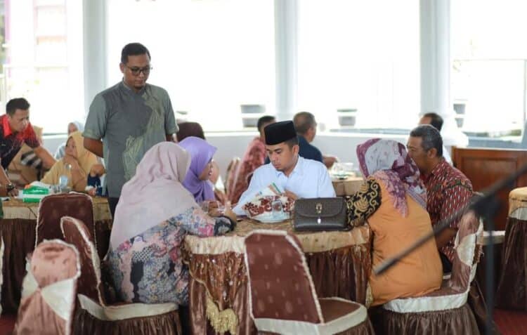 Wakil Wali Kota Solok, Ramadhani Kirana Putra bersilaturahmi dengan calon orang tua asuh peserta Latsitardanus XLIII di Kota Solok.(Prokomp)