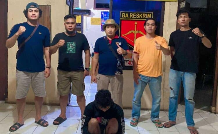 Tertunduk lesu, tersangka MR saat diamankan Tim Satres Narkoba Polres Solok.(Ist)
