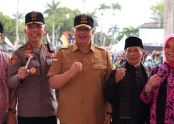 Wali Kota Solok, H. Zul Elfian Umar bersama ketua DPRD dan Kapolres serta tokoh masyarakat saat menghadiri langsung pembukaan Latsitardanus KE-XLIII di Kota Padang.(Prokomp)