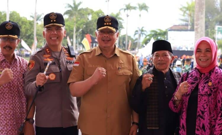 Wali Kota Solok, H. Zul Elfian Umar bersama ketua DPRD dan Kapolres serta tokoh masyarakat saat menghadiri langsung pembukaan Latsitardanus KE-XLIII di Kota Padang.(Prokomp)