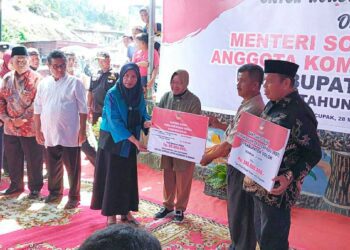 Anggota DPR RI, Hj. Delmeria dan Mensos Tri Rismaharini menyerahkan bantuan secara simbolis untuk korban kebakaran di Nagari Cupak dan Kinari, Kabupaten Solok.(Klikpositif)