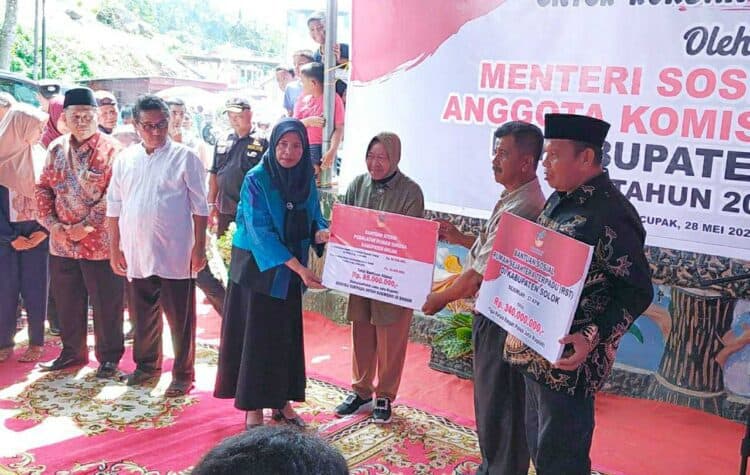 Anggota DPR RI, Hj. Delmeria dan Mensos Tri Rismaharini menyerahkan bantuan secara simbolis untuk korban kebakaran di Nagari Cupak dan Kinari, Kabupaten Solok.(Klikpositif)