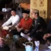 Wali Kota Solok, H. Zul ELfian Umar saat menghadiri prosesi malewakan adat Wamenaker RI di Istano Basa Pagaruyuang.(Prokomp)