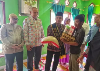 Wakil Walikota Solok, Ramadhani Kirana Putra menyerahkan bantuan secara langsung kepada dua orang baduta keluarga bersiko ttunting yang ada di Kelurahan Tanah Garam.(Ist)