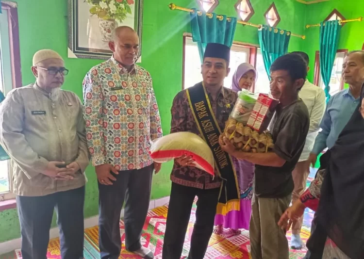 Wakil Walikota Solok, Ramadhani Kirana Putra menyerahkan bantuan secara langsung kepada dua orang baduta keluarga bersiko ttunting yang ada di Kelurahan Tanah Garam.(Ist)