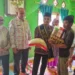 Wakil Walikota Solok, Ramadhani Kirana Putra menyerahkan bantuan secara langsung kepada dua orang baduta keluarga bersiko ttunting yang ada di Kelurahan Tanah Garam.(Ist)