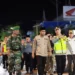 Wawako Solok, Dr. Ramadhani Kirana Putra bersama Kapolres AKBP Ahmad Fadilan dan tim memantau malam lebaran di sejumlah titik di Kota Solok.(Ist)