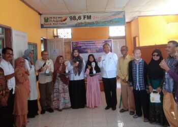 Kepala Dinas Kominfo Kabupaten Solok, Teta Midra menyerahkan hadiah bagi pemenang lomba Gema Al-Quran Radio Solok Nan Indah.(Ist)