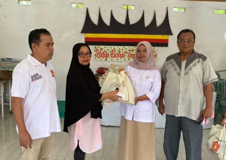 Andre Rosiade Bagikan Ratusan Sembako di Lubuk Buaya