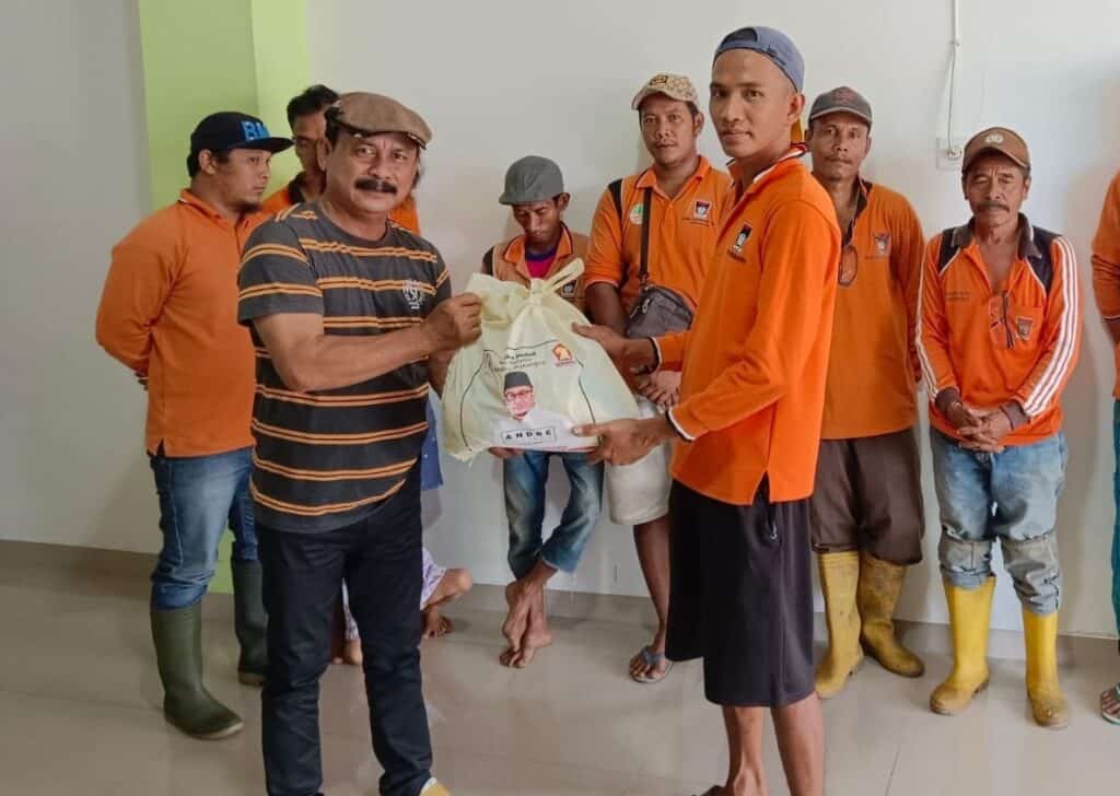 Andre Rosiade Bagikan Paket Sembako untuk Petugas Kebersihan Padang