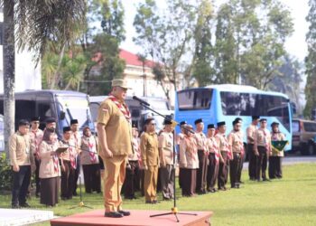 Wali Kota Solok, H. Zul ELfian melepas keberangkatan kontingen Pramuka Kota Solok mengikuti LT IV tingkat Sumbar.(Prokomp)