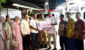 Andre Rosiade Serahkan Ambulans untuk Warga Lubuk Buaya