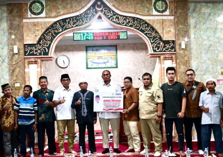 Andre Rosiade Bantu Masjid Ansharullah di Nanggalo, Padang