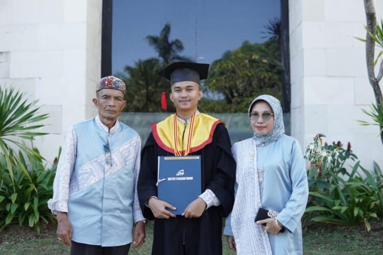 Nurdin Hamzah, wisudawan terbaik dari Teknik Geodesi Institut Teknologi Padang (ITP)