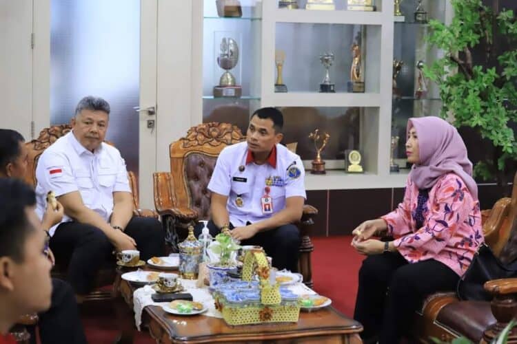 Wako Solok, H. Zul Elfian Umar menerima kunjungan direktur PSSN di Balai Kota Solok.(Prokomp)