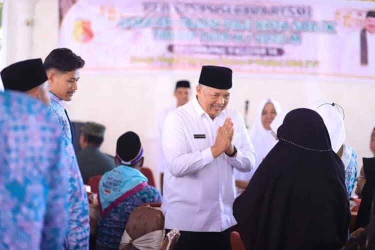 Wako Solok, H. Zul Elfian Umar melepas secara resmi keberangkatan 107 orang CJH di rumah dinas.(Prokomp)