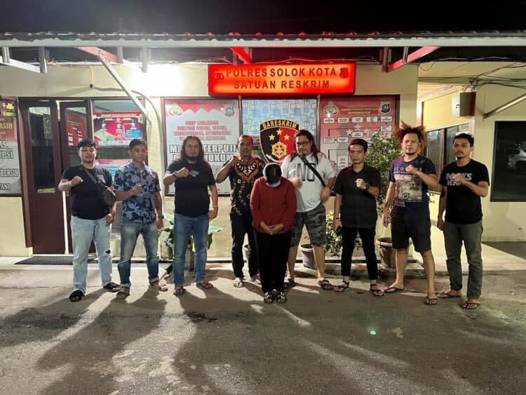 Tersangka mucikari berinisial M (40) saat diamankan Tim ke Mapolres Solok Kota.(Ist)