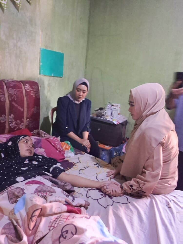Lisda Hendrajoni Kunjungi Suci ke Rumahnya di Koto Tangah