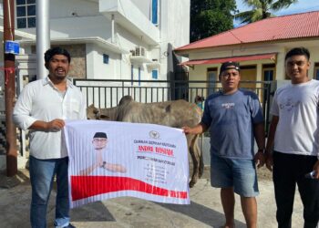 Megri Fernando (kiri) menyalurkan satu ekor sapi kurban di Masjid Istiqfar Parak Karakah, Padang Timur, Kota Padang, Selasa (27/6/2023). (ist)