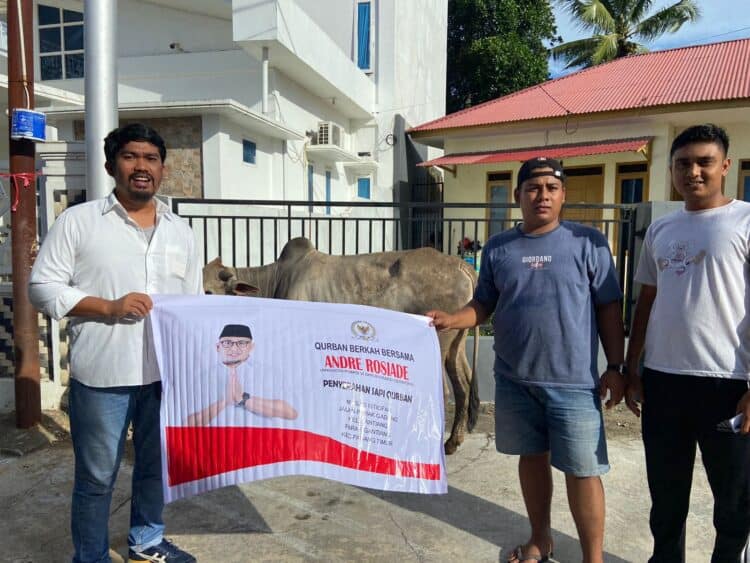 Megri Fernando (kiri) menyalurkan satu ekor sapi kurban di Masjid Istiqfar Parak Karakah, Padang Timur, Kota Padang, Selasa (27/6/2023). (ist)