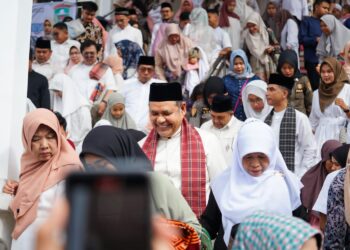 Bupati Solok, H. Epyardi Asda dan keluarga bersama masyarakat usia menunaikan Salat Idul Adha di Masjid Darussalam Kotobaru.(Ist)