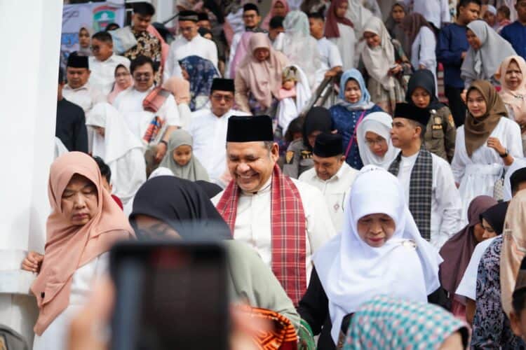 Bupati Solok, H. Epyardi Asda dan keluarga bersama masyarakat usia menunaikan Salat Idul Adha di Masjid Darussalam Kotobaru.(Ist)