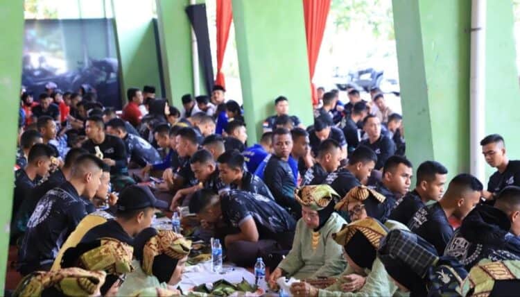 Taruna dan taruni Latsitardanus ke-43 Kota Solok menikmati sensasi makan baronjin bersama Wali Kota Solok, H. Zul Elfian dan Bundo Kanduang.(Prokomp)