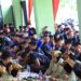 Taruna dan taruni Latsitardanus ke-43 Kota Solok menikmati sensasi makan baronjin bersama Wali Kota Solok, H. Zul Elfian dan Bundo Kanduang.(Prokomp)