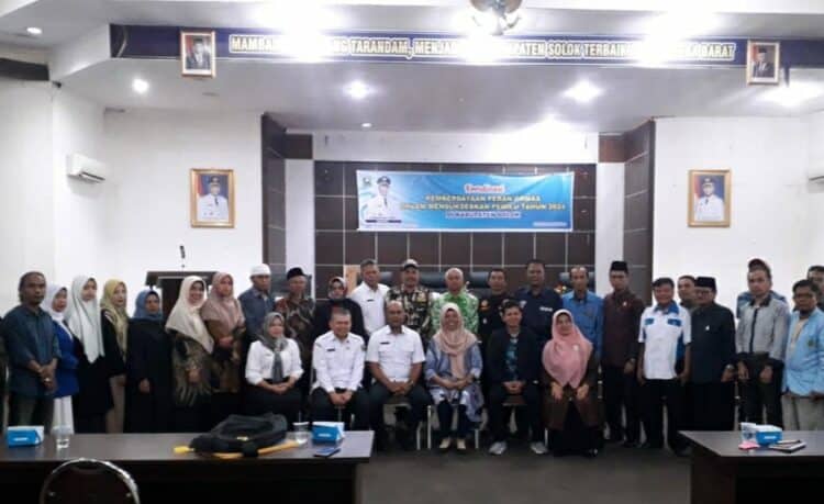 Puluhan pimpinan ormas Kabupaten Solok saat menghadiri rakor bersama Kesbangpol, Bawaslu dan KPU Kabupaten Solok di Arosuka.(Ist)