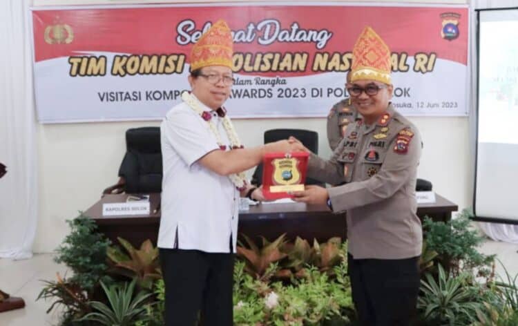 Kapolres Solok, AKBP Apri Wibowo saat menyambut kedatangan tim Kompolnas di Mapolres Solok Arosuka.(Ist)