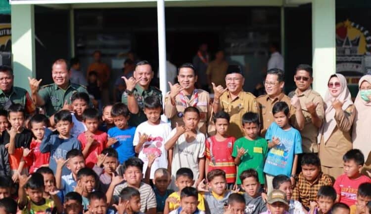 Wawako Solok, Dr. Ramadhani Kirana Putra dan Dandim 0309 saat bersama anak-anak peserta khitan massal gratis di Kodim 0309/Solok.(Prokomp)