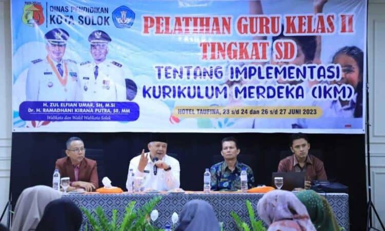 Wali Kota Solok, H. Zul Elfian Umar membuka pelatihan Implementasi Kurikulum Merdeka bagi guru SD di Kota Solok.(Prokomp)