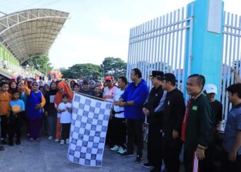 Jalan sehat dalam rangka peringatan Hari Koperasi Nasional di Kota Solok, Sumatra Barat.(Prokomp)