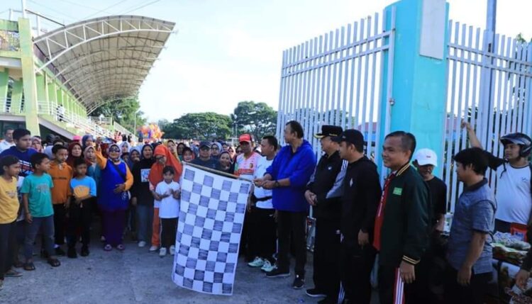 Jalan sehat dalam rangka peringatan Hari Koperasi Nasional di Kota Solok, Sumatra Barat.(Prokomp)