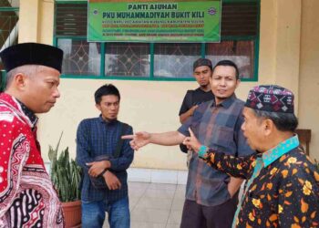 Ketua PWM Sumbar, Dr. Bakhtiar saat berkunjung ke MtsM Bukit Kili, Kabupaten Solok.(Ist)