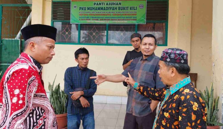 Ketua PWM Sumbar, Dr. Bakhtiar saat berkunjung ke MtsM Bukit Kili, Kabupaten Solok.(Ist)