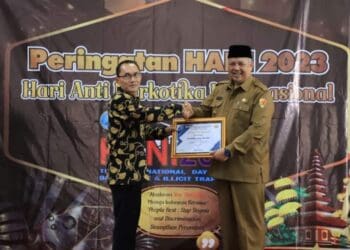 Wali Kota Solok, H. Zul Elfian Umar saat menerima penghargaan dari BNN Kabupaten Solok dalam peringatan HANI 2023.(Prokomp)