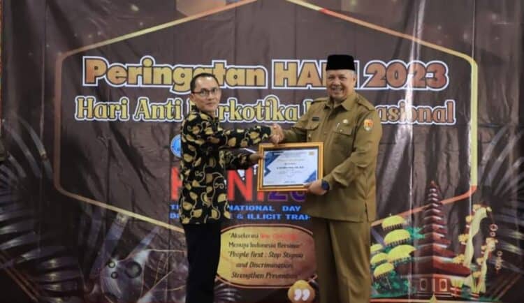 Wali Kota Solok, H. Zul Elfian Umar saat menerima penghargaan dari BNN Kabupaten Solok dalam peringatan HANI 2023.(Prokomp)