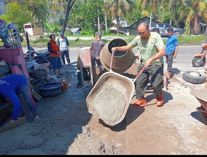Edmon Bersama RT dan RW se Indarung Goro Pengecoran Jalan Kampung Baru
