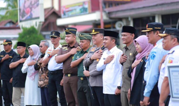 Penyerahan penghargaan terhadap 3 Satkamling terbaik di wilayah hukum Polres Solok Kota.(Prokomp)