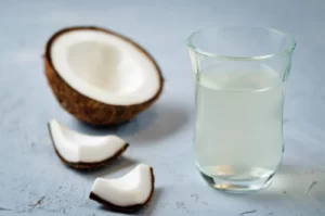 Benarkah Air Kelapa Penambah Elektrolit atau Hanya Kalori Kosong?