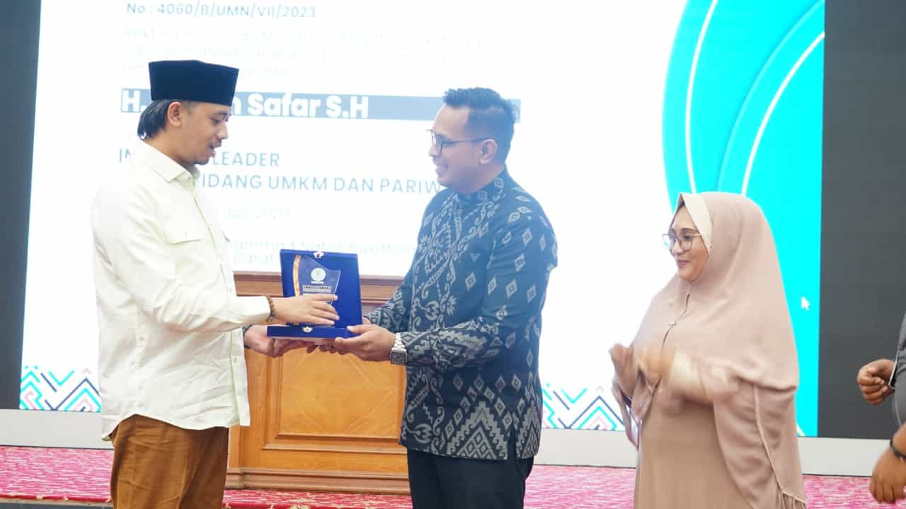 Wali Kota Erman Safar juga menerima penghargaan Inovatif Leader Bidang UMKM dan Pariwisata dari Universitas Muhammad Natsir.