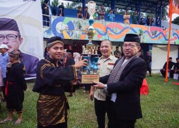 Penyerahan hadiah Festival Silek di Pariaman.