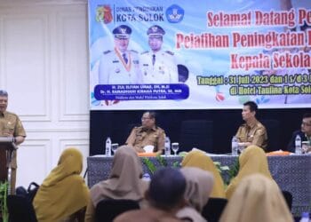 Wali Kota Solok, Zul Elfian Umar membuka pelatihan peningkatan kepasitas bagi kepal sekolah dan pengawas di lingkungan Dinas Pendidikan.(Prokomp)