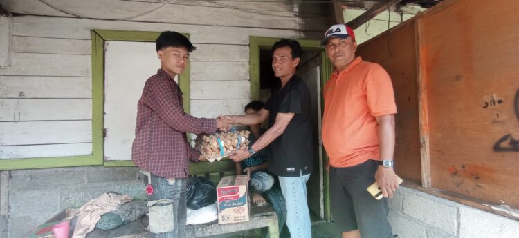Semen Padang Serahkan Bantuan Sembako untuk Roni Agus, Warga Jalan Lingkar Blok M Indarung