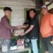 Semen Padang Serahkan Bantuan Sembako untuk Roni Agus, Warga Jalan Lingkar Blok M Indarung