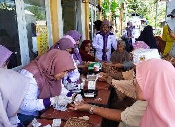 Farmasi Unand Lakukan Penyuluhan Dislipidemia dan Hiperurisemia kepada Lansia di Padang Besi